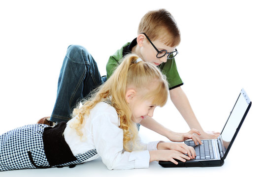 children with a laptop