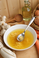 klare Hühnersuppe mit Nudeln