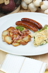 Bratkartoffeln mit Rührei und Würstchen