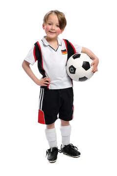 Junge mit Fußball unter dem Arm
