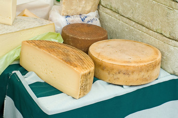 Käse-Räder auf dem Markt von Malcesine