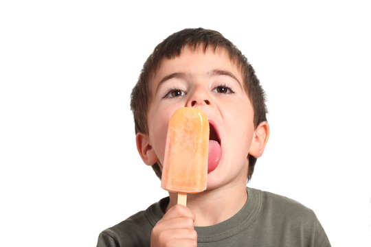 bambino mangia il gelato su fondo bianco