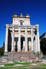 Fototapeta na wymiar Starożytna świątynia w Forum Romanum, Rzym