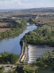 Puente románico en el río Duero en Toro (Zamora)