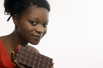 Primer plano de mujer joven con tableta de chocolate. Concepto de anuncio, delicioso, oferta