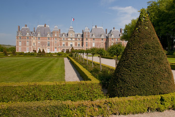 Obraz premium Le parc du château d'Eu (76) et son jardin à la française (roser