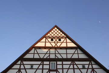 Giebel von Sonne beschienen