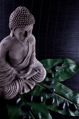 Buddha auf Bananenblatt und Massage Steine