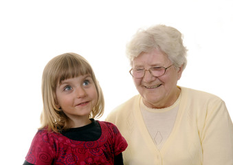 Oma und Enkelin lachen