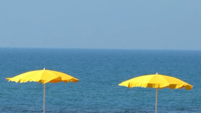 Ombrelloni gialli