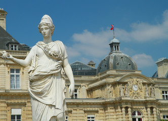 Fototapeta na wymiar statua e palazzo del Lussemburgo