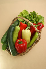 Gemüsekorb mit frischem Gemüse