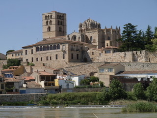 Fototapeta na wymiar Zamora Katedra od rzeki Duero