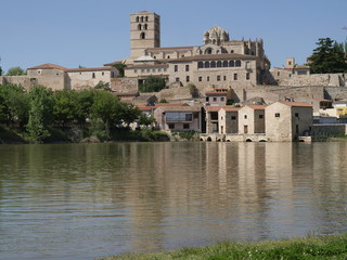 Fototapeta premium Catedral de Zamora desde el río Duero