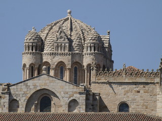 Cimborrio de la Catedral de Zamora desde el río Duero