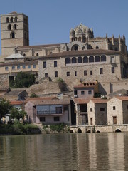 Fototapeta premium Catedral de Zamora desde el río Duero