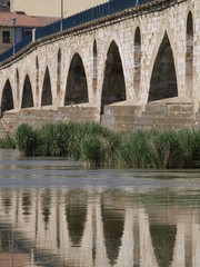 Puente románico en Zamora sobre el río Duero
