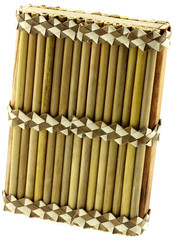 instrument de percussion créole, kayamb, fond blanc