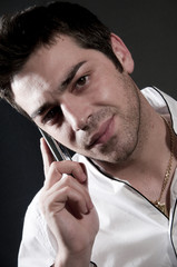 ragazzo che parla al telefono