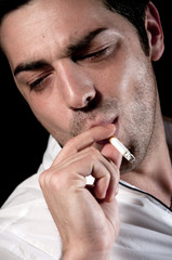 uomo che fuma una sigaretta