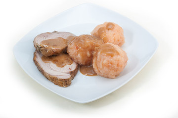 Rollbraten mit Biersoße und Klößen