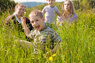 Glückliche Familie im Sommer