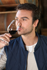 Viticulteur dégustant un verre de vin rouge
