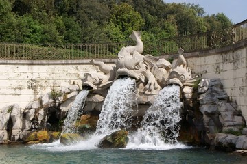 Fototapeta na wymiar Royal Palace of Caserta fontanna z delfinami
