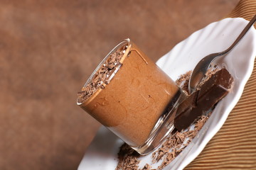 présentation d'une mousse au chocolat dans une verrine