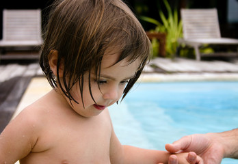 bébé marchant sur les marches de la piscine