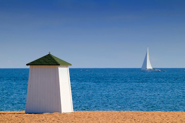 Fototapeta premium cabine de plage et voilier
