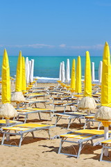 Ombrelloni e sdrai in attesa