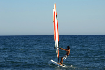 Naklejka premium an image of a man windsurfing on summer time