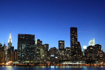 Fototapeta na wymiar New York City Skyline w Night Lights, Midtown Manhattan