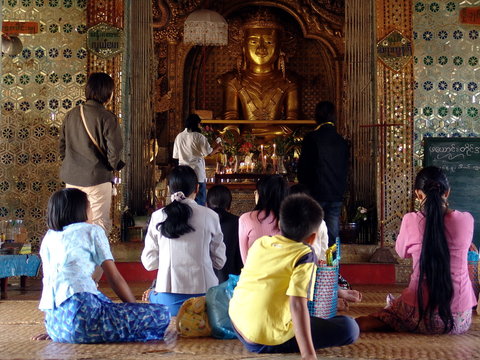 Myanmar, Inle Lake -Shwe Indein temple prayers