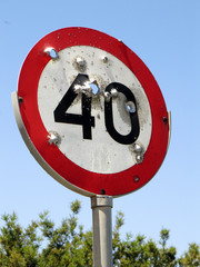 Straßenschild 40 mit einschuss