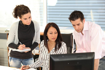 Homme et femmes au bureau