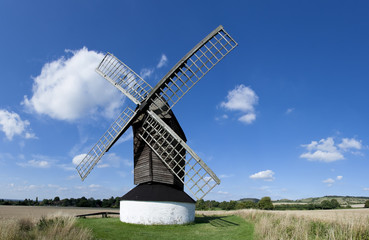 Obraz premium Pitstone windmill english countryside