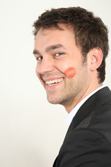 junger mann mit lippenstift Kuss