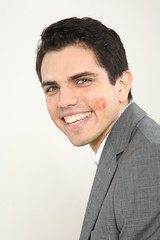 junger mann mit lippenstift Kuss