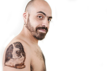 uomo moro tatuato