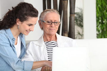 Jeune femme aidant personne âgée