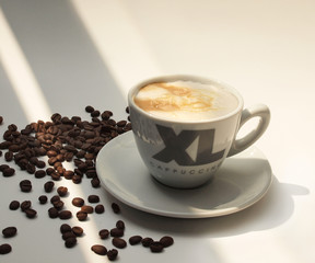 Cappuccino und Kaffeebohnen