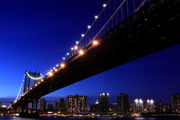 Fototapeta na wymiar Manhattan Bridge i Manhattan Skyline At Night Lights, NYC