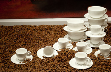 Geschirr auf Kaffeebohnen