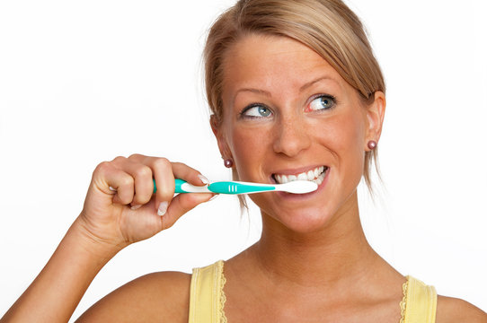 Frau beim Zähne putzen