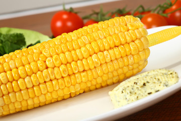 Maiskolben mit Kräuterbutter