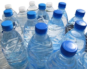 Bouteilles d'eau en plastique - source et minérale