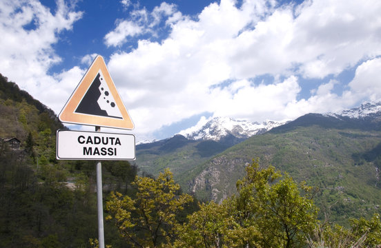 Panorama alpino con cartello caduta massi