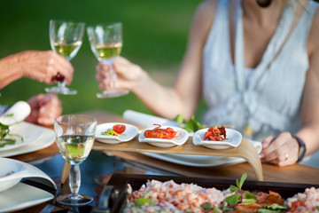 garnelen und anstoßen mit weißwein